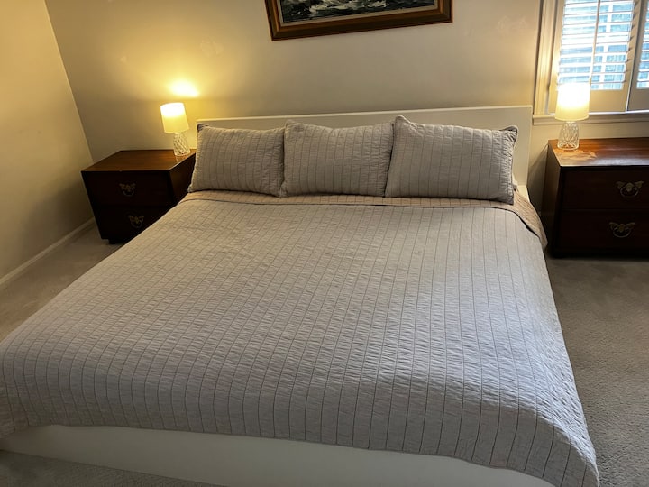 Lit king size avec salle de bains privative