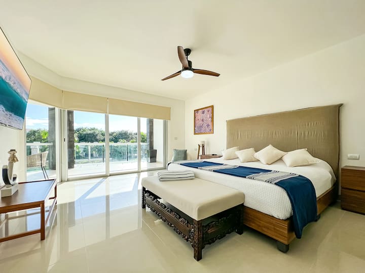 Დიდი ზომის მთავარ საძინებელს აქვს დიდი ფანჯარა, რომლიდანაც იშლება კომპლექსი და საცხოვრებლის აუზი.