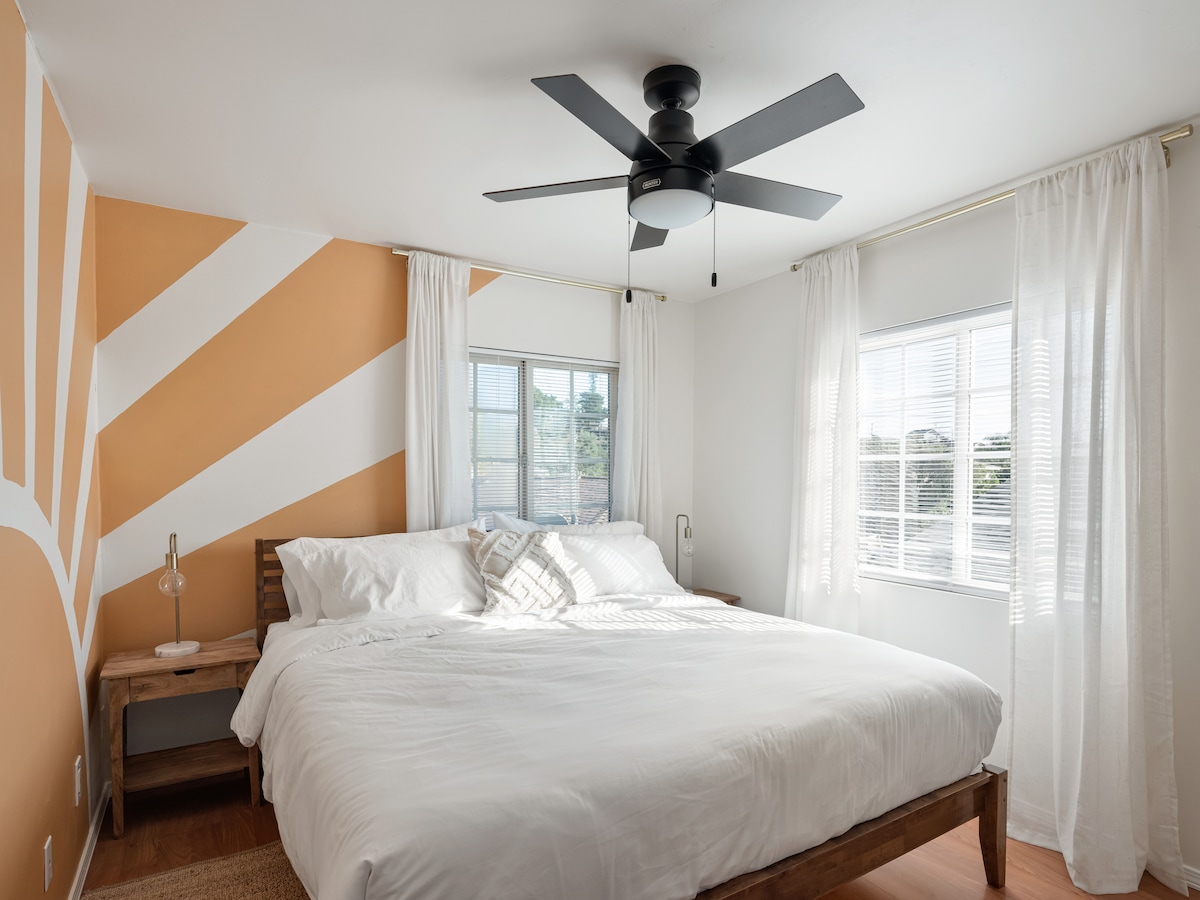 غرفة نوم "غرفة الشمس" في الطابق العلوي، سرير بحجم كينغ