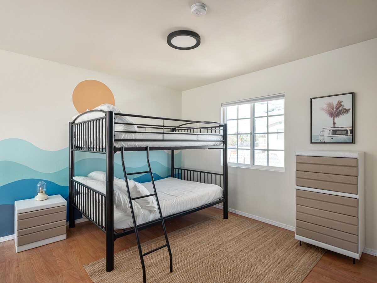 "غرفة الموجة" في الطابق العلوي ؛ مجموعتان من الأسرّة بطابقين. كل فراش هو فراش كامل الحجم، وقادرة على النوم 2 الأطفال بسهولة أو 2 الكبار "قريبة" 