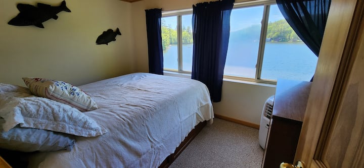 Събудете се под звуците на луна и наблюдавайте как сутрешната мъгла се спуска по езерото.