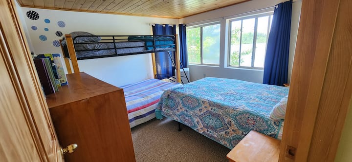 Втората спалня разполага с двойно легло и 2 отделни легла над двуетажно легло.