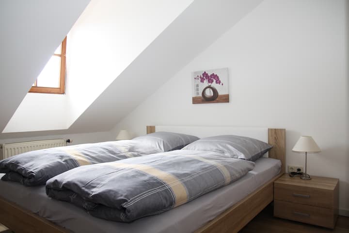 غرفة نوم بسرير مزدوج