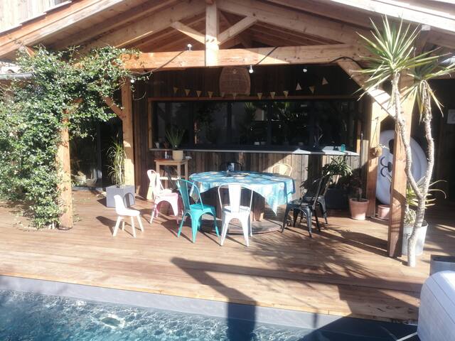 Maison en bois familiale avec piscine gallery image 2