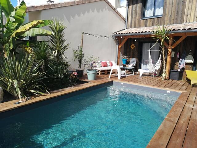 Maison en bois familiale avec piscine gallery image 3