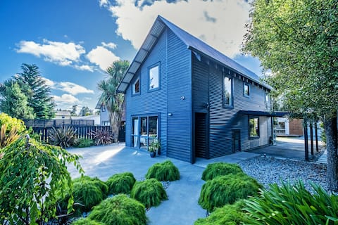 Little Black Ski Chalet | Central, WiFi, Families!