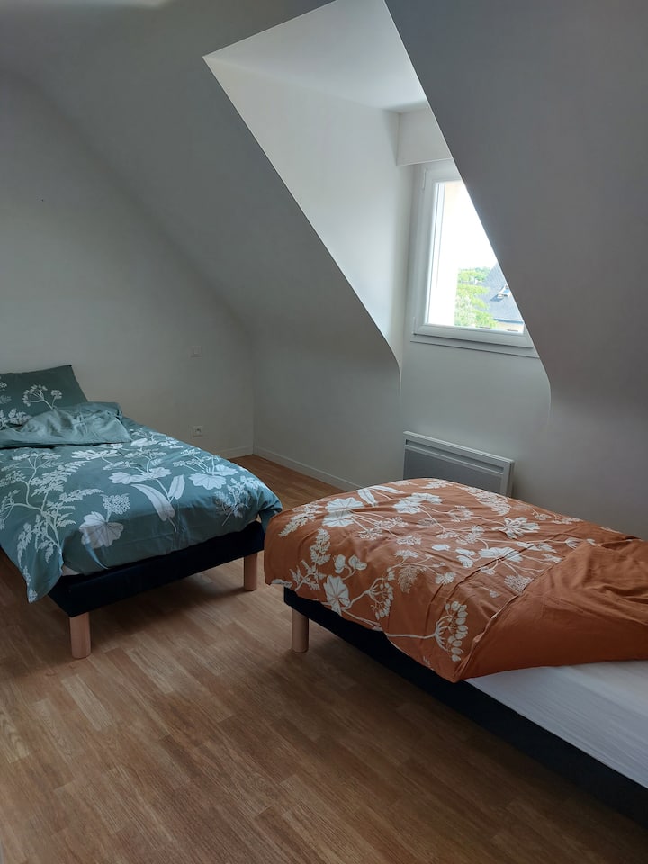 dhomë gjumi me krevat dopio, gardërobë e madhe e integruar