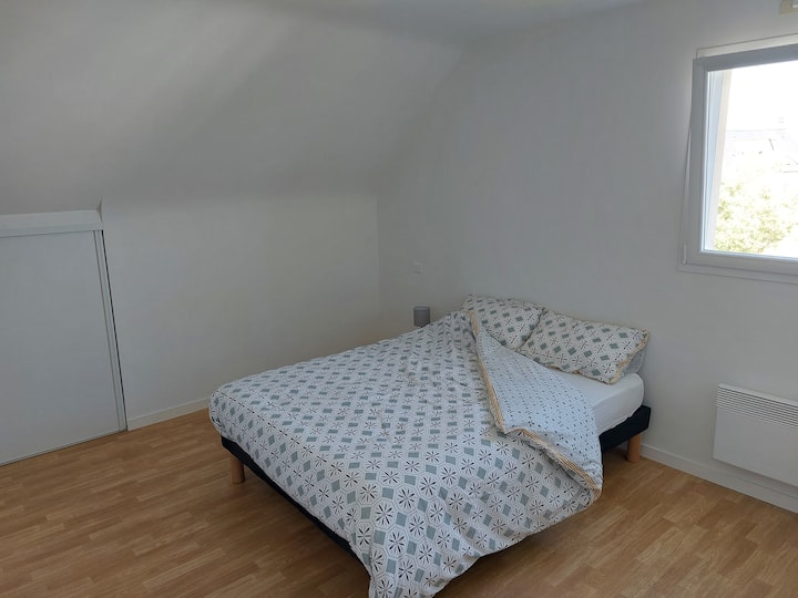 Dhomë me dollap + gardërobë të hapur