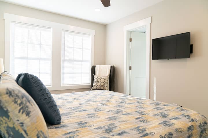 ห้องนอนใหญ่พร้อมเตียงคิงไซส์ Tempur-Pedic ทีวีอัจฉริยะและห้องน้ำในตัว