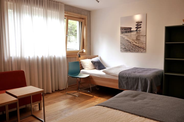 Chumba cha kulala cha chini 4: Vitanda viwili vya mtu mmoja na sofa na dirisha kubwa