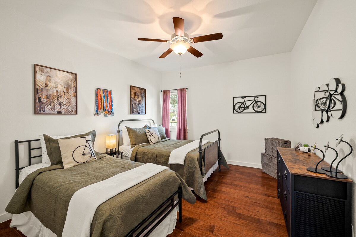 The Bicycle Room has a FULL and a TWIN BED. Full closet and dresser. 