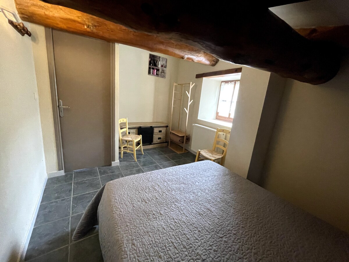 Les Violettes ： 1号卧室： 
1 x 140 x 190床