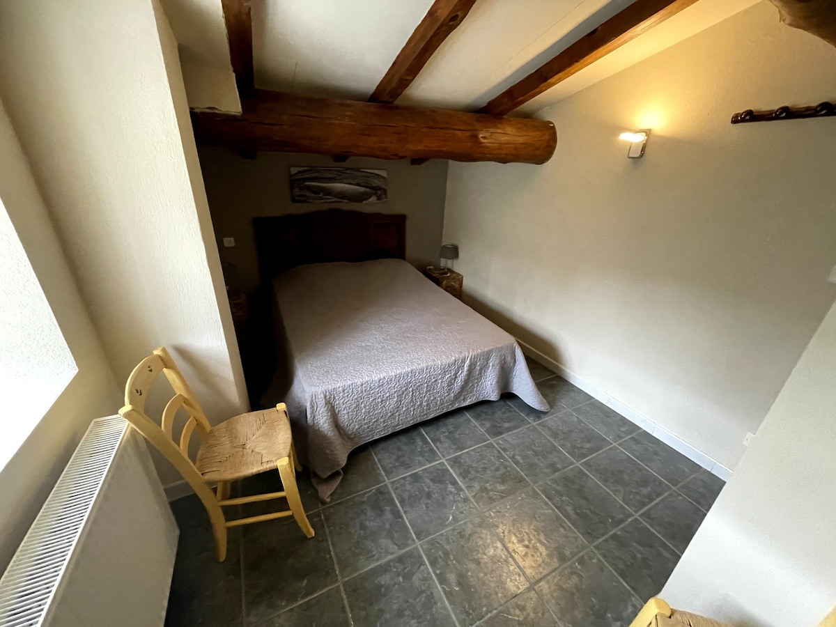 Les Violettes ： 1号卧室： 
1 x 140 x 190床