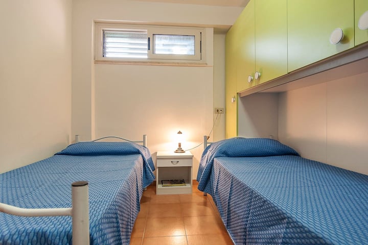 Camera con letti separati ed armadio con finestra.

Camera da letto con letti separati e armadio con finestra.