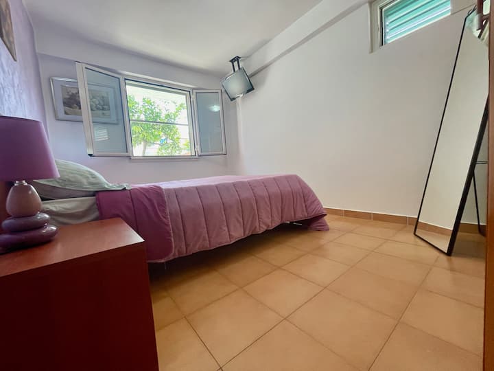 Camera matrimoniale luminosa al mattino, specchio ed armadio.

Luminosa camera doppia al mattino, specchio e armadio.