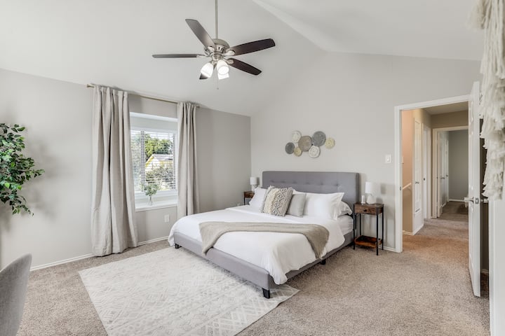 Chambre principale avec lit King Size et lit King Size.