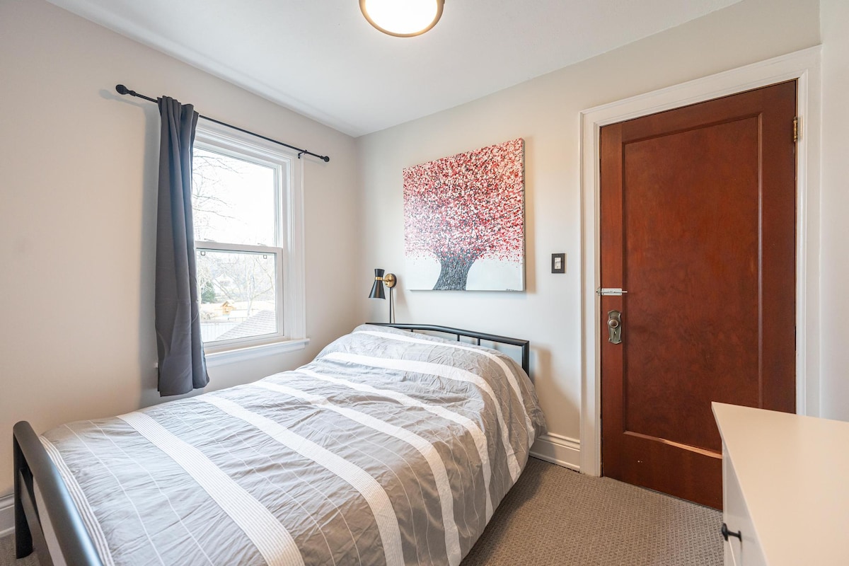 غرفة النوم الثانية بسرير مزدوج.