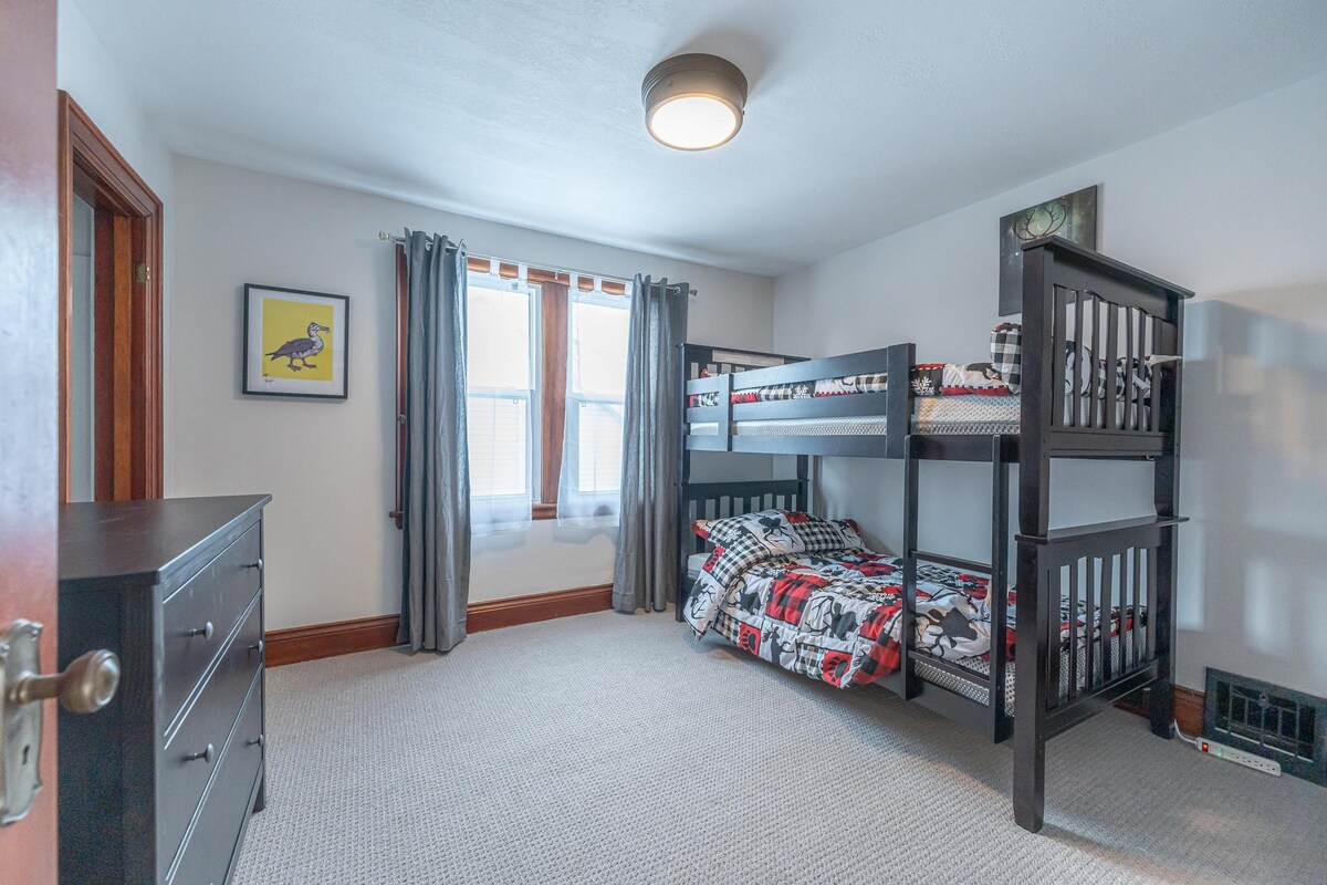 غرفة النوم 3. مساحة كبيرة للأطفال أو...... إذا كنت تريد أن تكون طفلاً مرة أخرى.
سريران متماثلان.