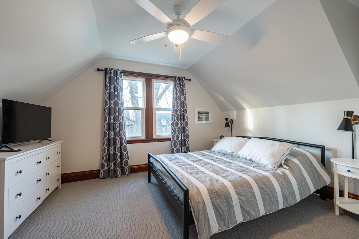 غرفة النوم رقم 1 - غرفة النوم الرئيسية. سرير وتلفزيون بحجم مع نيتفليكس