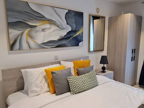 Luxurious Studio Apartment at The Lennox (Airport)