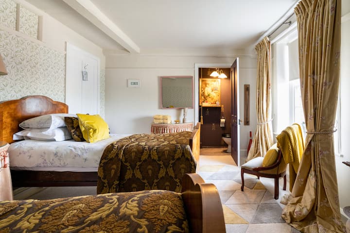 楼下双床房，带厕所 