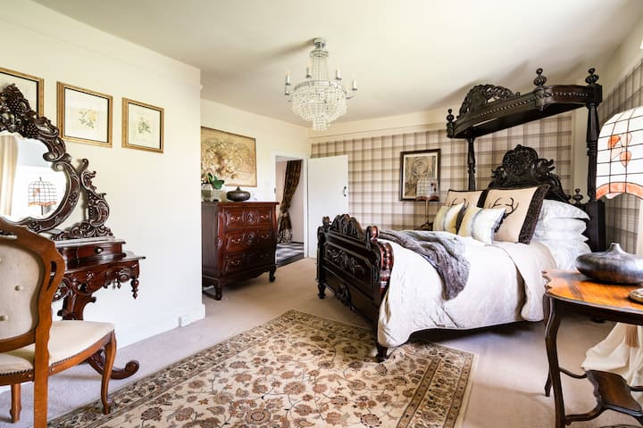 床很漂亮，手工雕刻