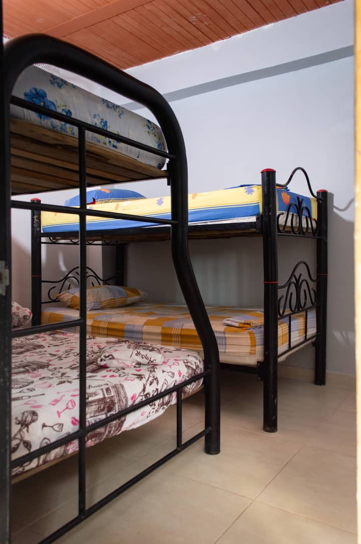 Стая с две каюти, едната от които с полу - легло в долната част, осигуряваща място за 5 души. Разполага и с вентилатор и екстрактор, с който се допуска преминаването на климатика в съседната стая.