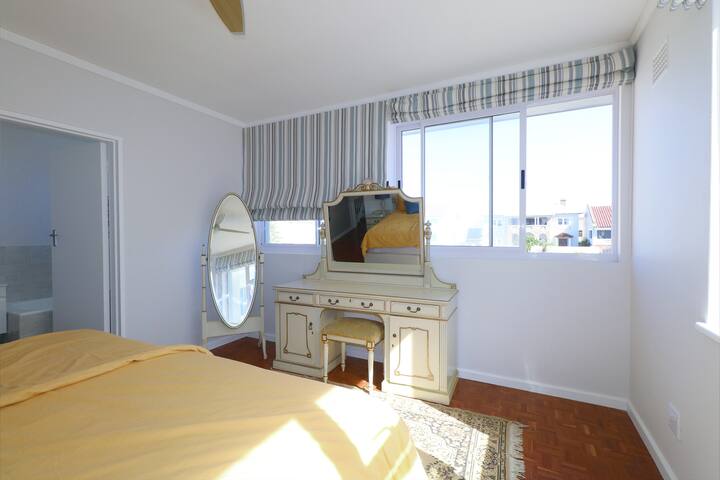 3-Bed Muizenberg Home, Sunlit Patio & Surf Shower gallery image 3