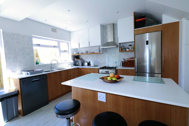 3-Bed Muizenberg Home, Sunlit Patio & Surf Shower gallery image 4