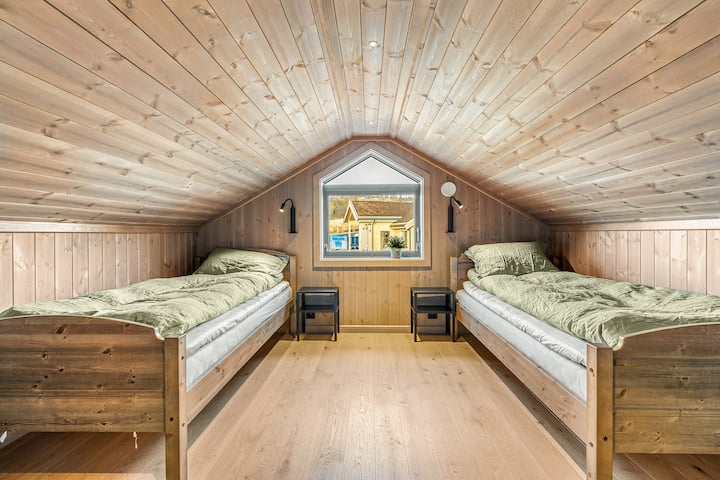Bedroom in loft 2. 
2 single beds with 90x200 mattresses, and a 70x200 pull-out mattress that can be put between the beds. 