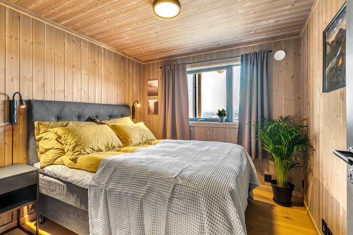 Bedroom 1 with windows facing the mountains. 
Double bed with 150x200 mattress