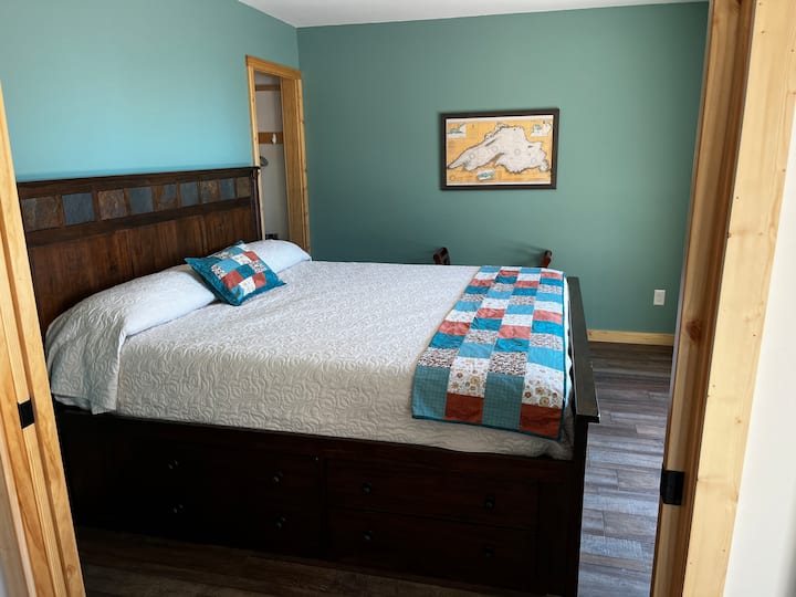Cama king en el dormitorio con cocina acolchada hecha a mano y funda de almohada
