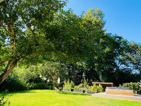 Spacious Golf & Jacuzzi-villa, 4 min walk to beach