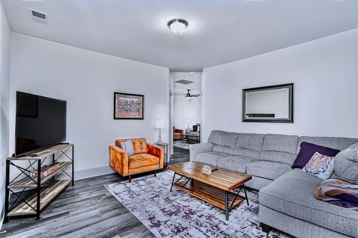 5 Br/5ba House In The Heart Of Clemson - Clemson, SC