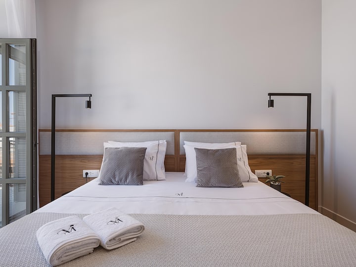 Camas de tamaño doble que se pueden convertir en una cama tamaño king a pedido, aire acondicionado, TV inteligente por satélite