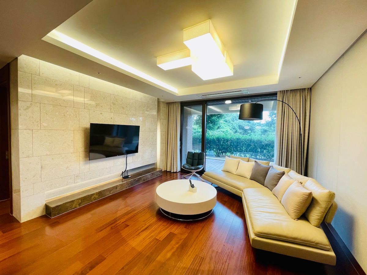 [new open] Jeju Shinhwa World 1st Floor Spacious Garden Dog companion