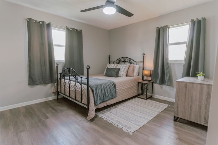 ห้องนอนควีนไซส์พร้อมทีวีจอแบน