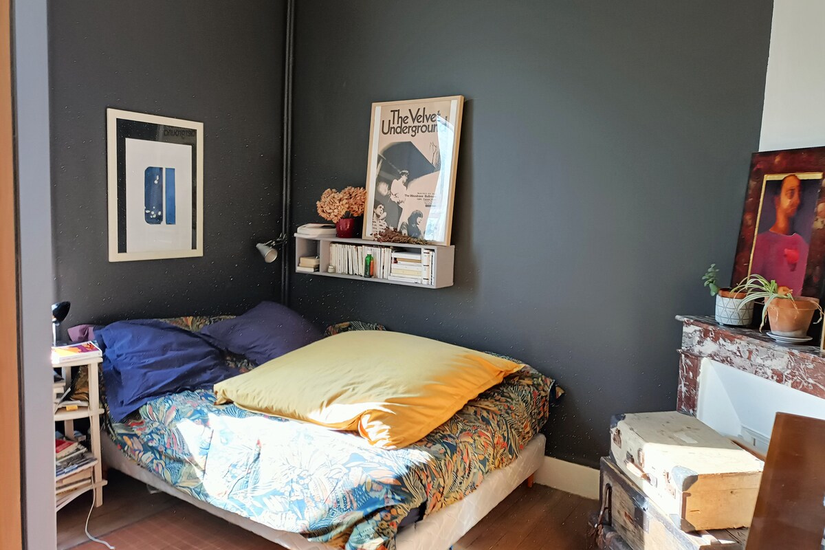 房间位于一楼。
