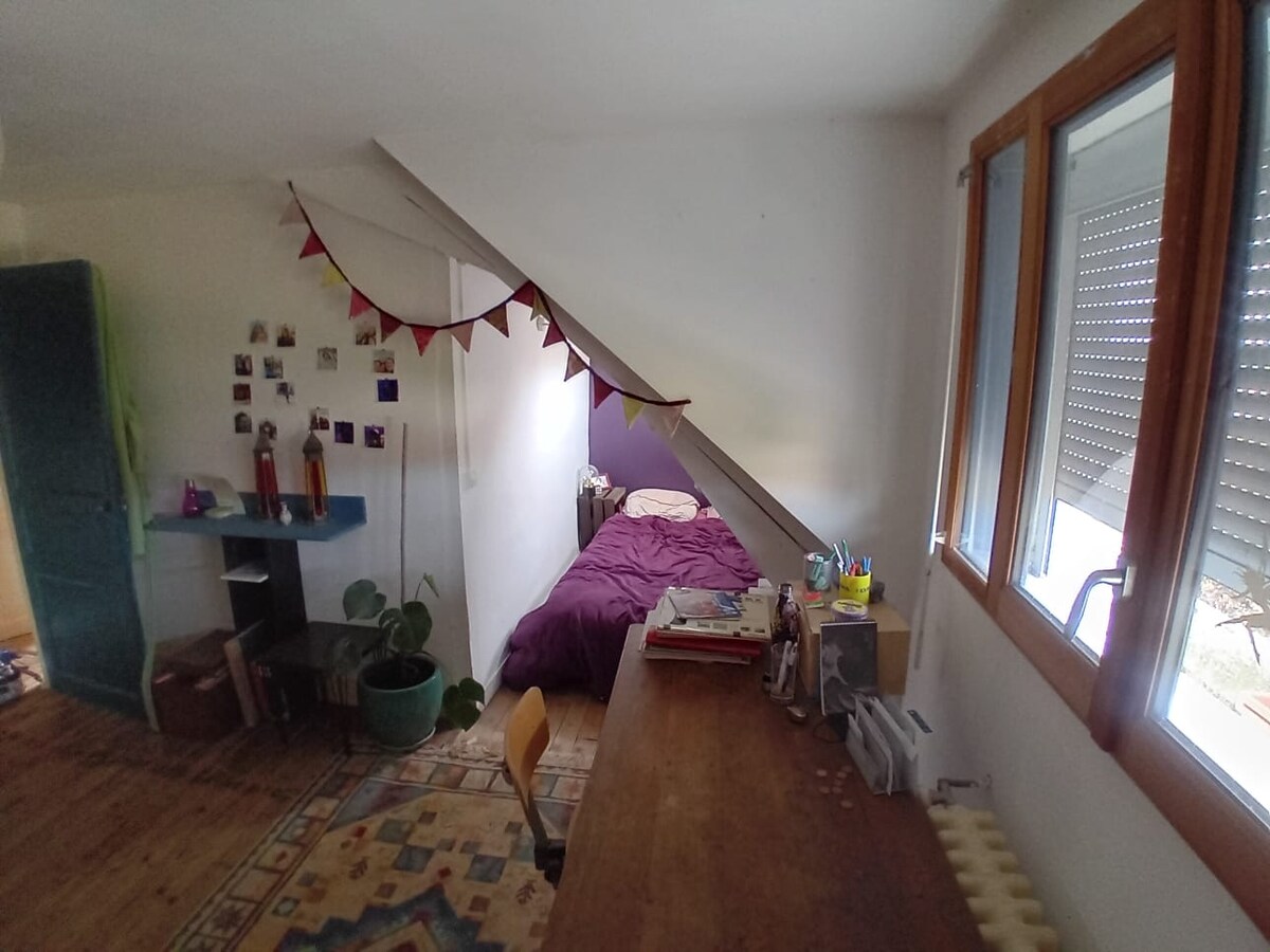 楼上2号房（ 1张双人床和1张1米宽单人床）