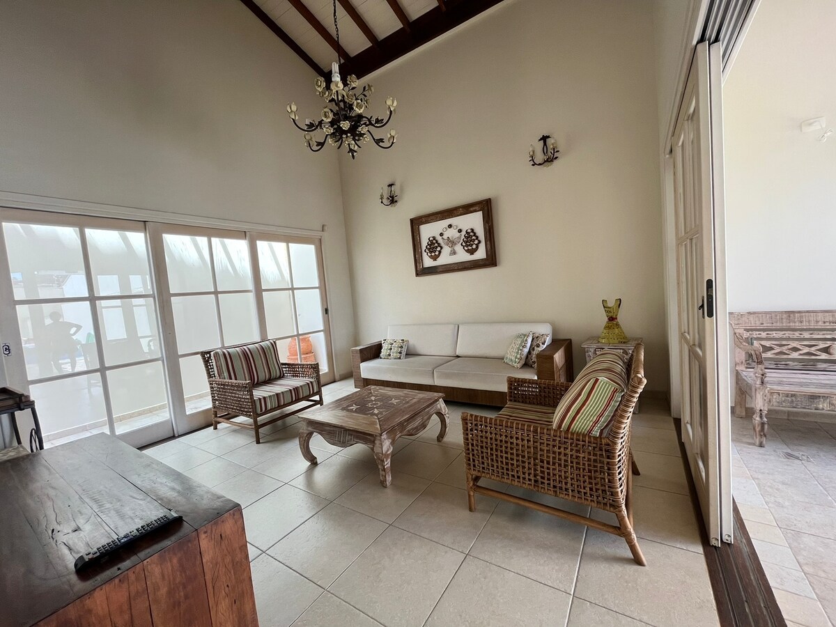 Airbnb em destaque: Style and Class/3 En-suites/ 150 meters from the beach em São Sebastião