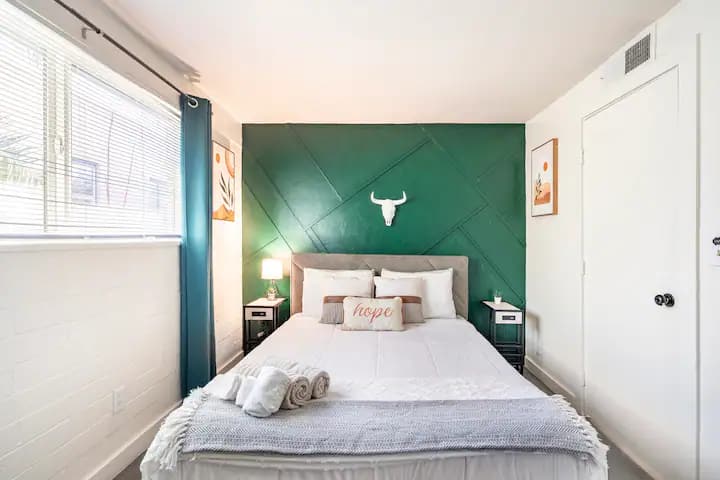 - აღმოაჩინეთ კომფორტისა და სტილის იდეალური ნაზავი არიზონაში (აშშ) მდებარე საცხოვრებლის მყუდრო საძინებელში - თანამედროვე და შთამბეჭდავი დეკორი, რომელიც ჰარმონიულად ერწყმის გარშემომყოფებს - მოიწვიეთ საძინებელი დამამშვიდებელი ფერთა პალიტრით, რომ მშვიდად იგრძნოთ თავი