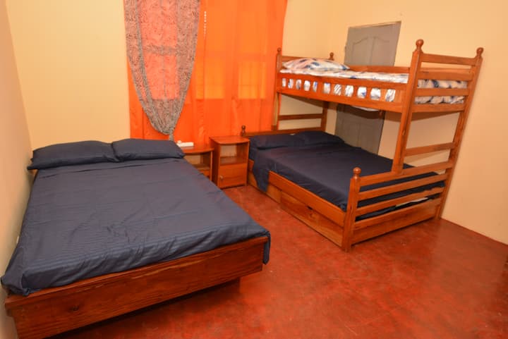 Habitación E3 con una cama para dos y una litera para dos y otra una persona arriba.