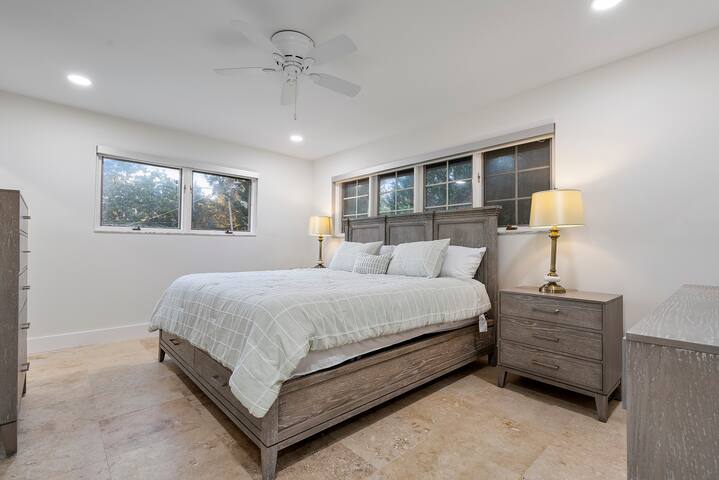 Waterfront 5 Bed/5Bath Home-Pool, Dock, Las Olas gallery image 3