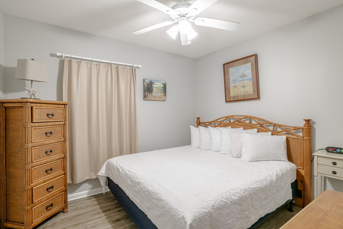 Მესამე საძინებელში არის დიდი საწოლი და ბრტყელეკრანიანი ტელევიზორი.