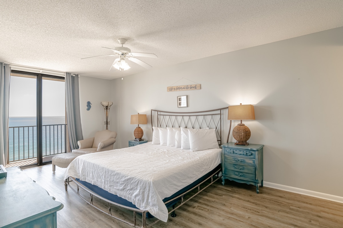 Ფართო მთავარ საძინებელს აქვს აივანზე გასასვლელი და განსაცვიფრებელი ხედი!