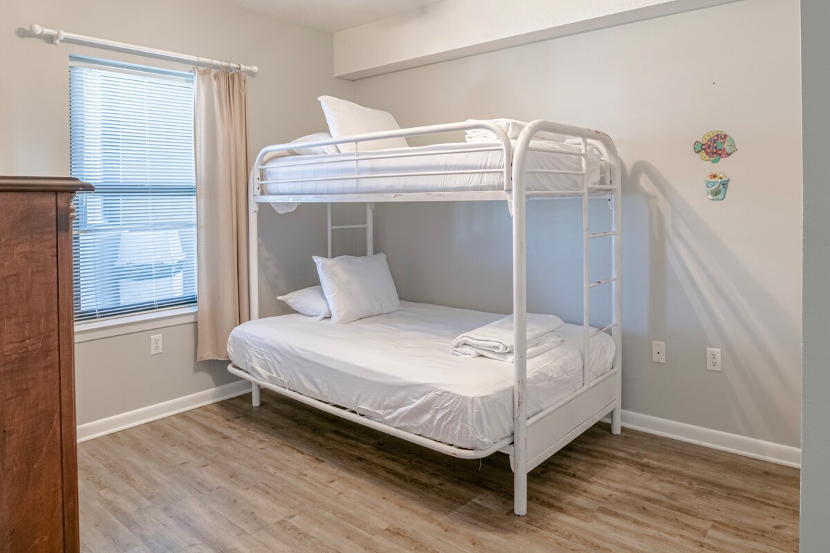 Ორსართულიან საძინებელში ორადგილიანი საწოლია.