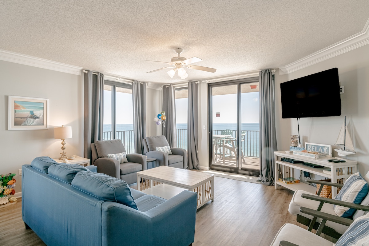 Უამრავი კომფორტული დასაჯდომი და დიდი ბრტყელეკრანიანი ტელევიზორი მისაღებ ოთახში!