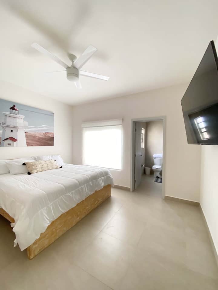 Стая 1 с суперголямо двойно легло, телевизор и собствена баня