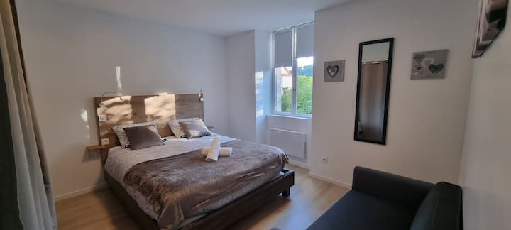 ชั้นล่างห้องนอน 2 เตียง 160 + ห้องแต่งตัวและพื้นที่อ่านหนังสือ