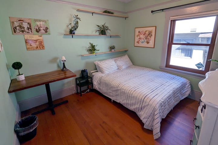 Cozy Room, Full Kitchen, Hot Tub, Queen Bed - Berkeley, CA
